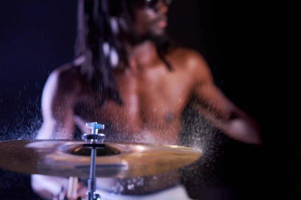 Afrykański perkusista ćwiczący na perkusji przed koncertem rockowym — Zdjęcie stockowe