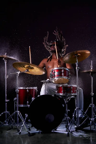 Joven y atractivo baterista negro tocando tambores y platillos —  Fotos de Stock