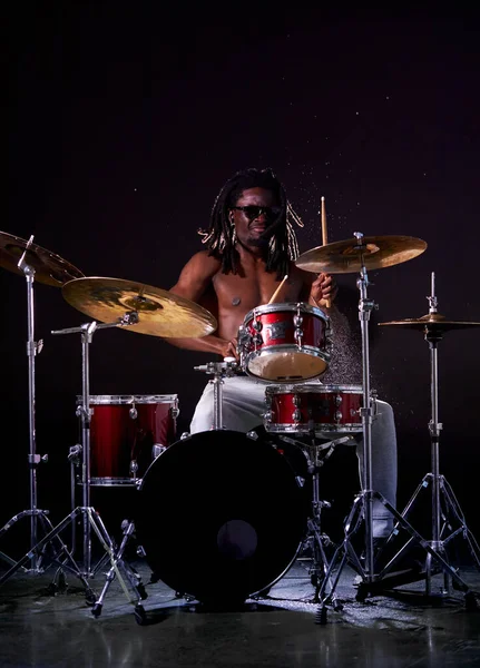 Uomo africano di talento e professionale che suona la batteria in studio — Foto Stock