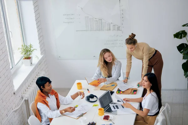 Επιτυχημένες κυρίες των επιχειρήσεων που συνεργάζονται σε λευκό σύγχρονο γραφείο — Φωτογραφία Αρχείου