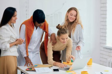 Modern ofiste yaratıcı takım çalışması