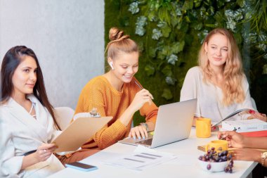 Kafkas genç bayan yeni iş stratejisi geliştiriyor