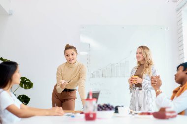 Ofiste iş planının aktif tartışması