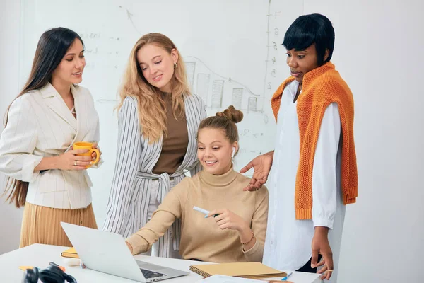 Squadra di uomini d'affari femminili di successo che si incontrano in ufficio moderno esecutivo — Foto Stock