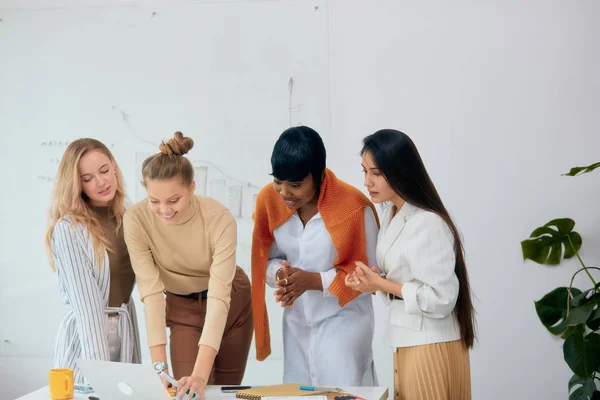 Team di lavoro multietnico che colavora in ufficio sul laptop — Foto Stock