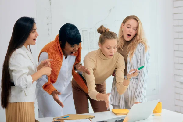 Squadra aziendale sorpresa di persone diverse — Foto Stock