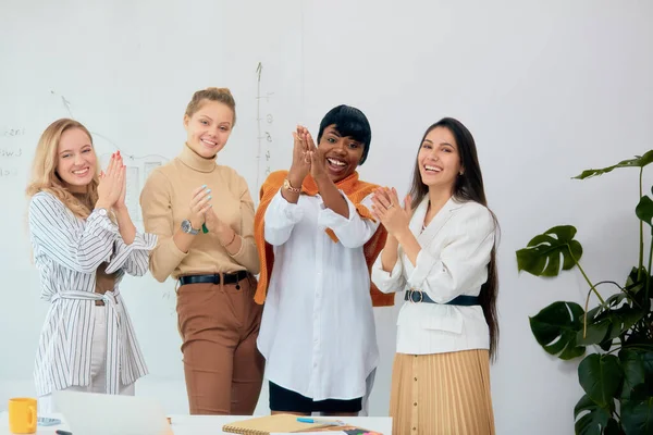 Mujeres de negocios alegres aplaudiendo de la mano en la oficina — Foto de Stock