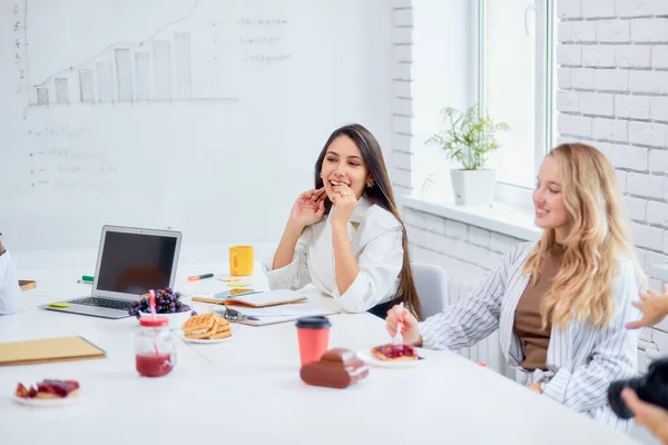 Női üzleti partnerek együtt dolgoznak az irodában — Stock Fotó