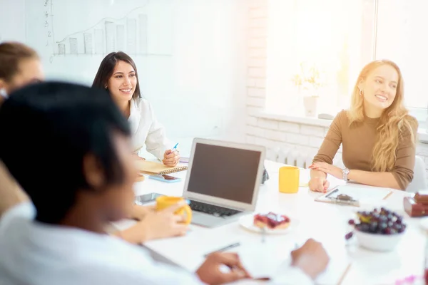 Ángulo de vista sobre sonrientes compañeros de negocios coworking — Foto de Stock