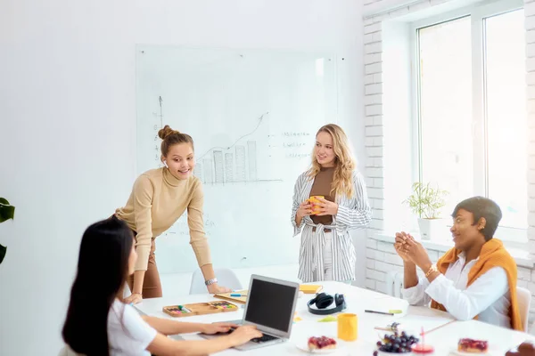 Discusión activa del plan de negocio en la oficina — Foto de Stock