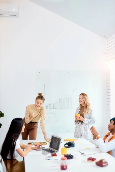 Brainstorm of young business leaders — Stock Photo, Image