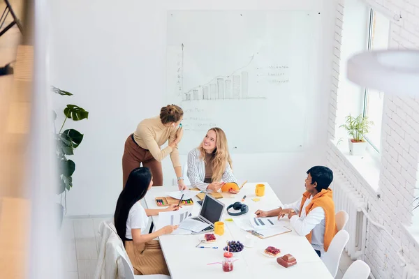 Mujeres africanas y caucásicas coworking en oficina — Foto de Stock