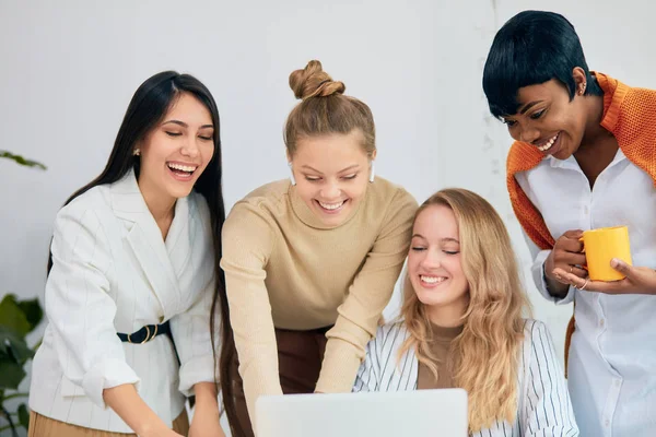 Wesoły młody biznes kobiety pracują w laptopie — Zdjęcie stockowe