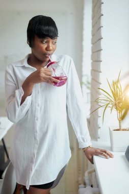 Ofise bakan yakışıklı Afrikalı iş kadınının portresi.