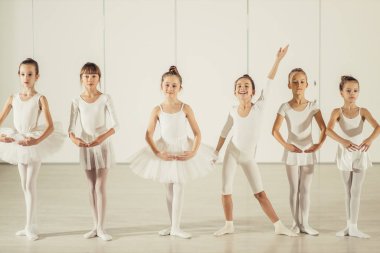 Stüdyoda arka arkaya küçük balerinler.