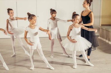 Genç profesyonel balerin çocukları eğitiyor.