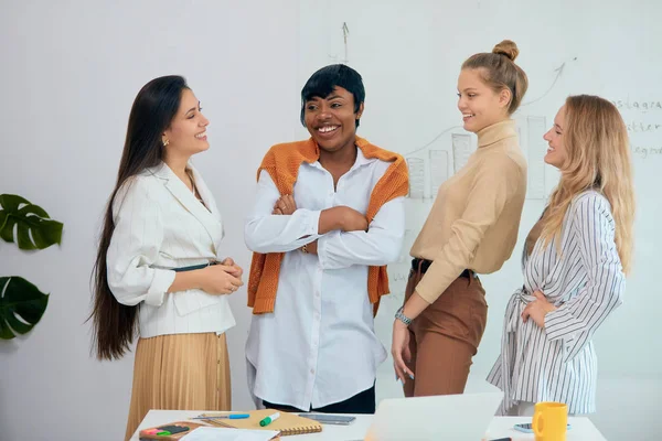 Allegro team di lavoro di quattro donne diverse — Foto Stock