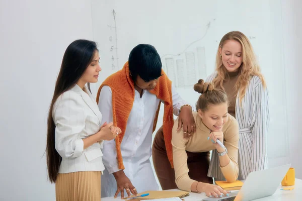 Gruppo creativo multietnico di manager che lavorano insieme su laptop — Foto Stock