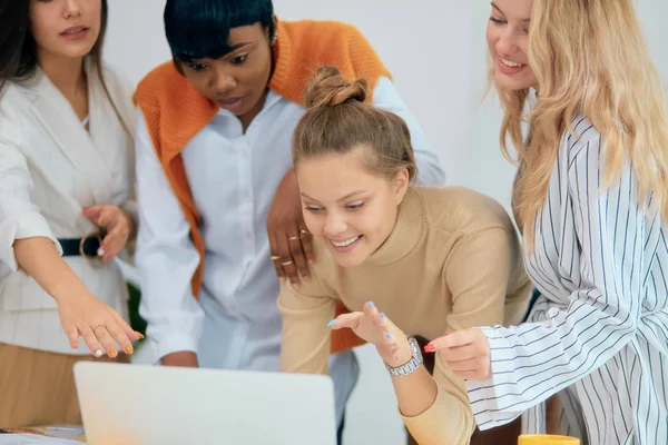 Happy surprised team of business people look at laptop and wait — Stock Photo, Image