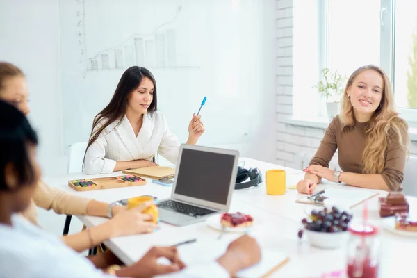 Jovens mulheres de negócios co-trabalhando no escritório — Fotografia de Stock