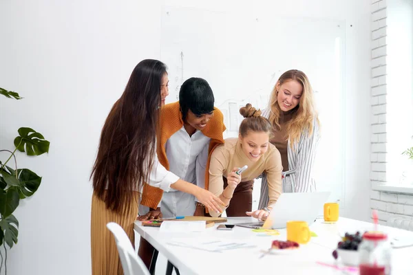 Coworking amichevole di membri caucasici e africani del team aziendale — Foto Stock