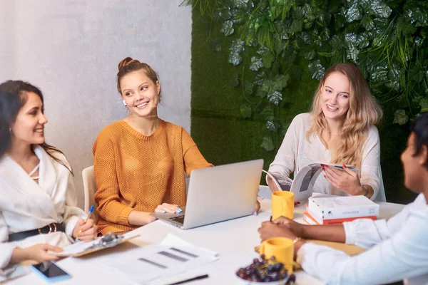 Coworking feminino diverso no escritório moderno branco — Fotografia de Stock