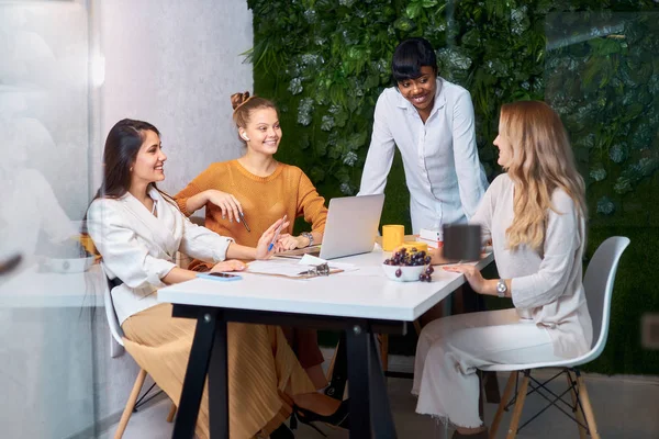 Belo treinador de negócios africano falando em reunião de grupo corporativa diversificada — Fotografia de Stock