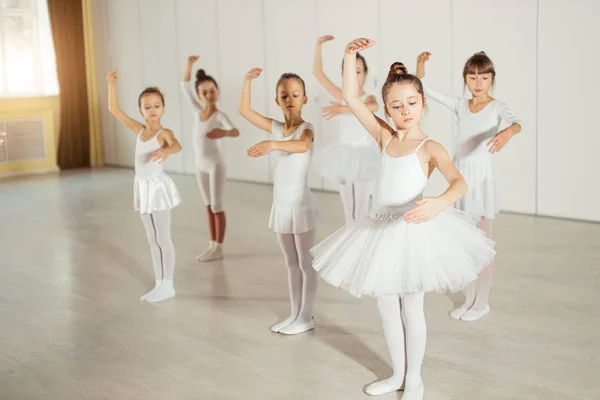 Adoráveis caucasianas meninas vestidas como uma bailarina em tutu branco no estúdio — Fotografia de Stock