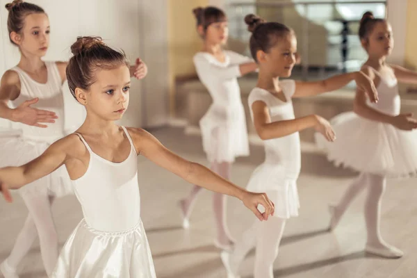 Crianças atraentes bailarinas no estúdio — Fotografia de Stock
