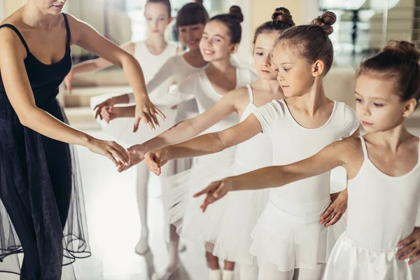 Jovem bailarina feminina profissional ensinando meninas a dançar — Fotografia de Stock