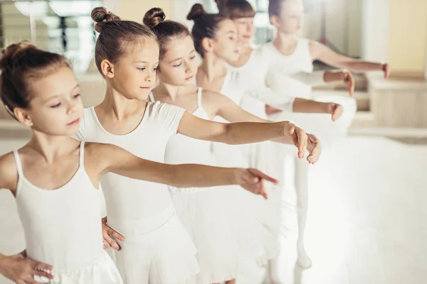 Hermosas bailarinas de ballet en una fila —  Fotos de Stock