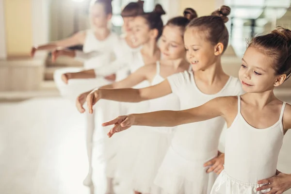 Atractivas bailarinas para niños en estudio —  Fotos de Stock