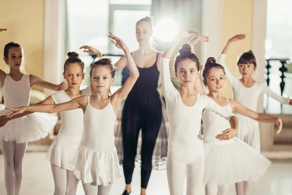 Profesyonel genç balerin ve yeni başlayanlar — Stok fotoğraf