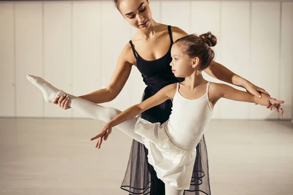 Danseuse professionnelle effectuer la pratique du ballet à la petite fille — Photo