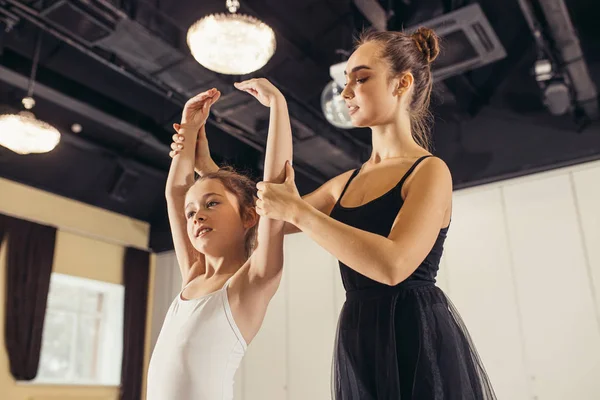 Baletu dzieci w studio z choreografem nauczyciel — Zdjęcie stockowe