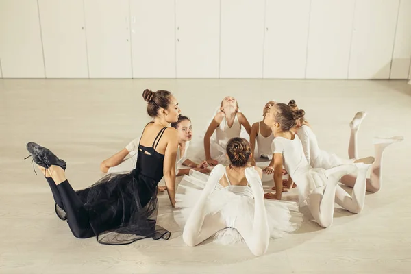 Pelatihan balerina kecil dengan guru di lantai — Stok Foto