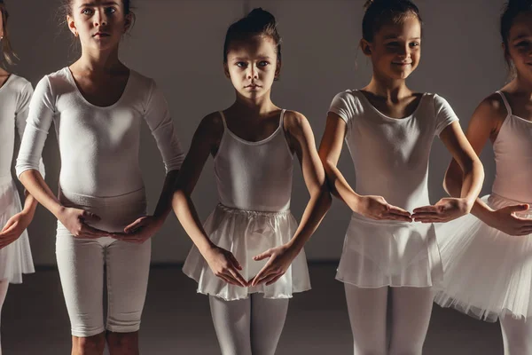 Fiatal balett táncosok a helyükön — Stock Fotó