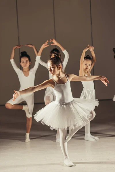 Bela graciosa menina bailarina — Fotografia de Stock