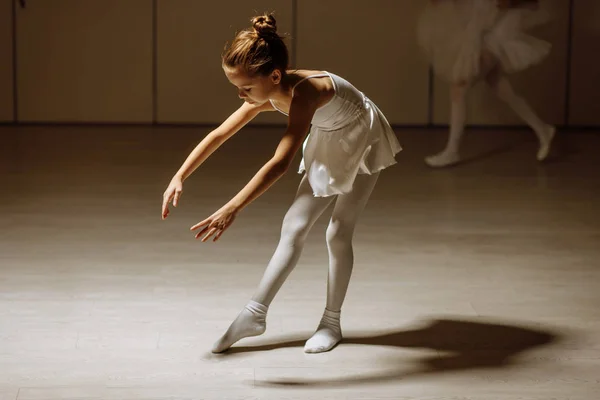 Menina dança na saia tutu isolado no estúdio — Fotografia de Stock