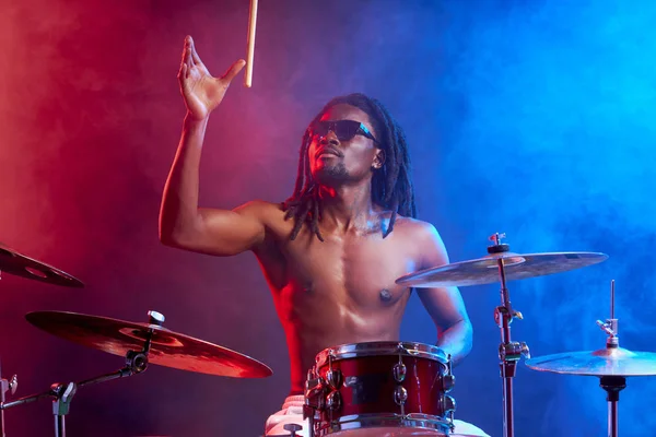 Retrato de homem baterista africano vistoso — Fotografia de Stock