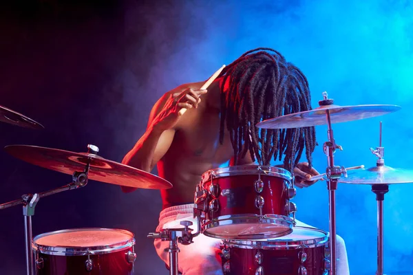 Retrato del baterista profesional aislado en el espacio ahumado — Foto de Stock