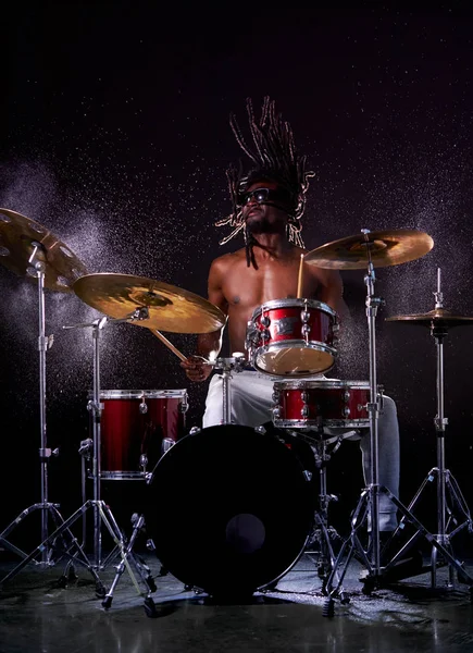 Uomo africano di talento e professionale che suona la batteria in studio — Foto Stock