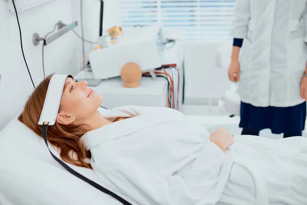 Paciente tranquilo acostado en la cama mirando hacia arriba — Foto de Stock