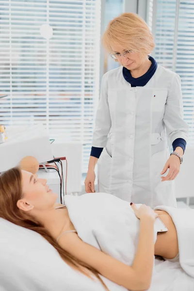 Vänlig sjuksköterska ta hand om patienten — Stockfoto