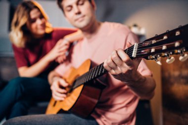 Hoş bir çift evde gitar çalarak birlikte zaman geçirir.