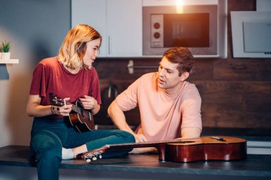 Kafkasyalı genç çiftin boş müzik zamanı.