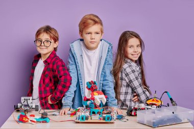 Neşeli çocuklar robotikle oynuyor