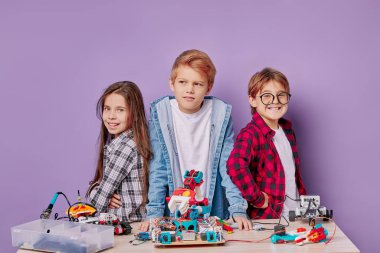 Gülümseyen mühendislik takımının portresi çocuklardan oluşur.