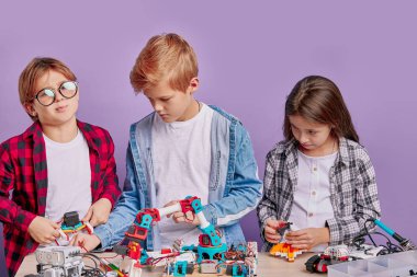 Oyuncu çocuklar mühendislik kulübünde vakit geçirirler.