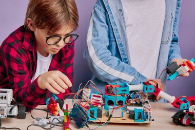 Yaratıcı beyaz çocuklar ilginç bir şekilde stüdyoda robotik gibi görünüyorlar.